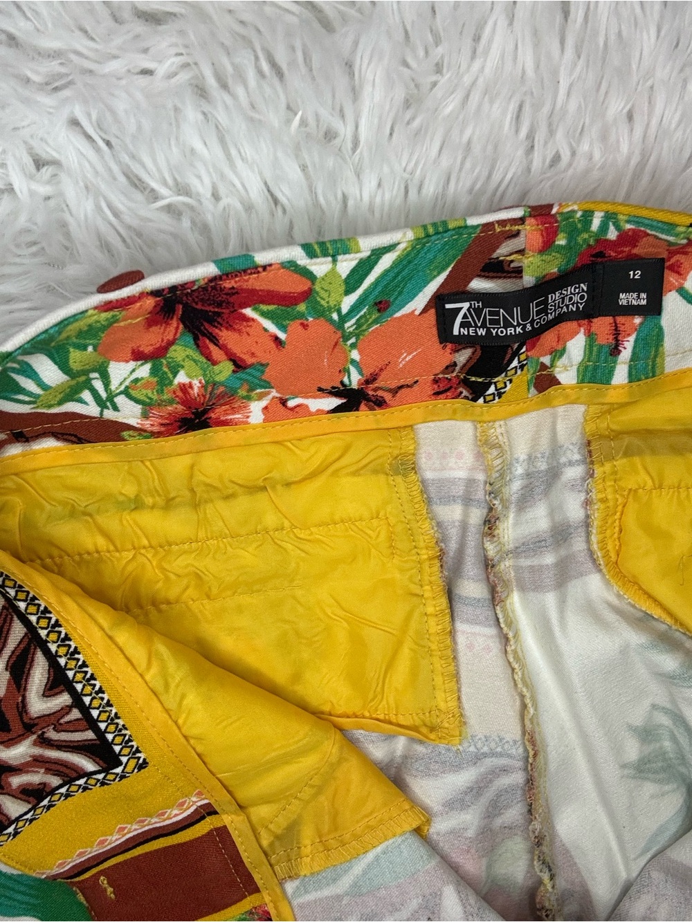 High-Waist Tropical Top & Capris Linen Set - Yellow & Green - Picture 10 of 12